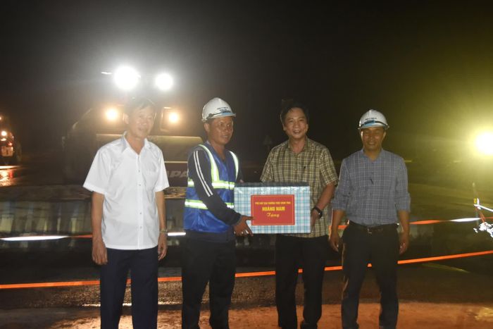 Đồng chí Phó Chủ tịch Thường trực UBND tỉnh Hoàng Nam tặng quà đơn vị thi công Quốc lộ 15D đi qua địa bàn xã Mỹ Thủy - Ảnh: Đ.V