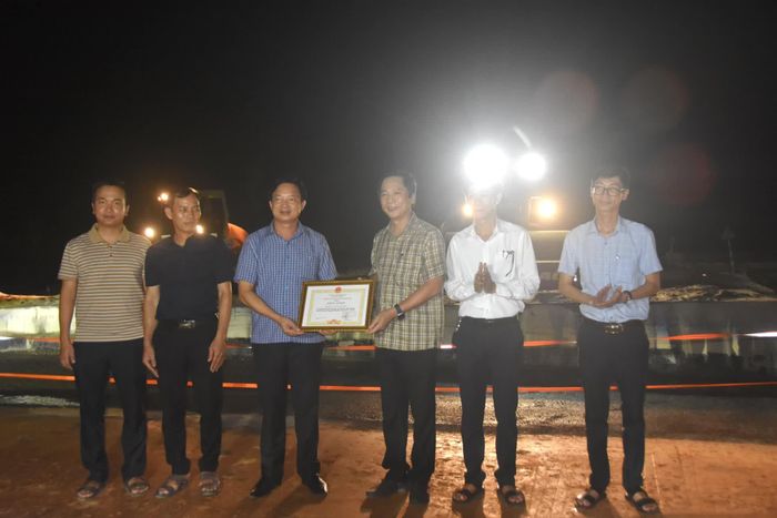 Đồng chí Phó Chủ tịch Thường trực UBND tỉnh Hoàng Nam trao bằng khen của Chủ tịch UBND tỉnh cho xã Mỹ Thủy - Ảnh: Đ.V
