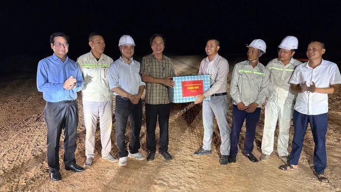 Đồng chí Phó Chủ tịch Thường trực UBND tỉnh Hoàng Nam tặng quà đơn vị thi công Quốc lộ 15D đi qua địa bàn xã Diên Sanh - Ảnh: Đ.V
