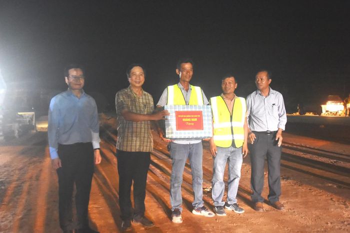 Đồng chí Phó Chủ tịch Thường trực UBND tỉnh Hoàng Nam tặng quà đơn vị thi công Quốc lộ 15D đi qua địa bàn xã Vĩnh Định - Ảnh: Đ.V