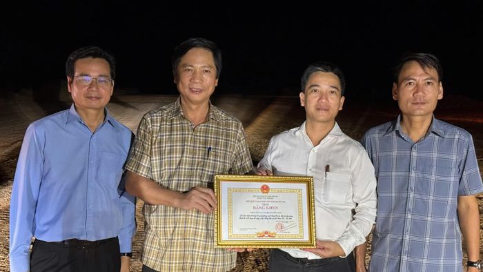 Đồng chí Phó Chủ tịch Thường trực UBND tỉnh Hoàng Nam trao bằng khen của Chủ tịch UBND tỉnh cho xã Diên Sanh - Ảnh: Đ.V