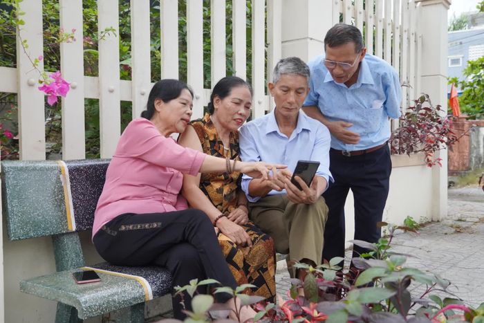 Người dân phường Ba Đồn trao đổi về chủ trương sắp xếp, tổ chức lại khu phố, tổ dân phố - Ảnh: H.L