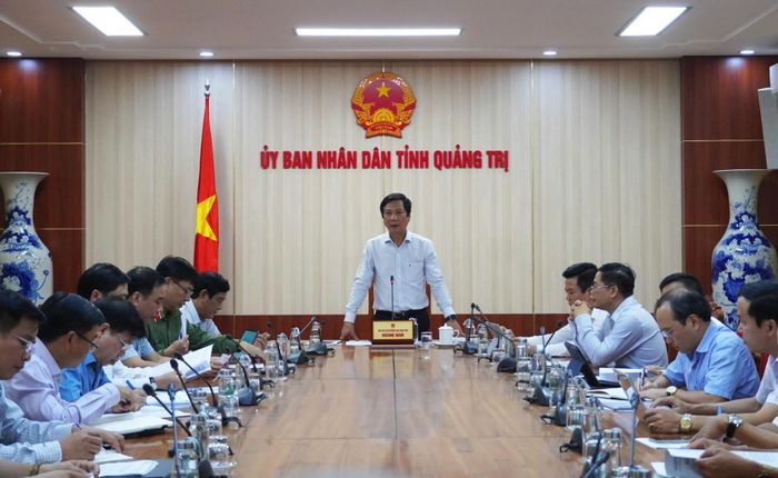 Đồng chí Hoàng Nam, Phó Chủ tịch Thường trực UBND tỉnh chủ trì cuộc họp - Ảnh: X.P