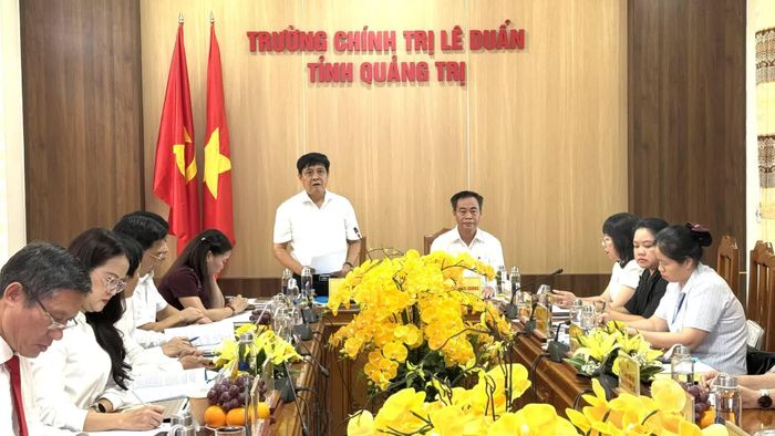 Đồng chí Lê Công Toán, Hiệu trưởng Trường Chính trị Lê Duẩn phát biểu đề dẫn tại hội thảo - Ảnh: N.L