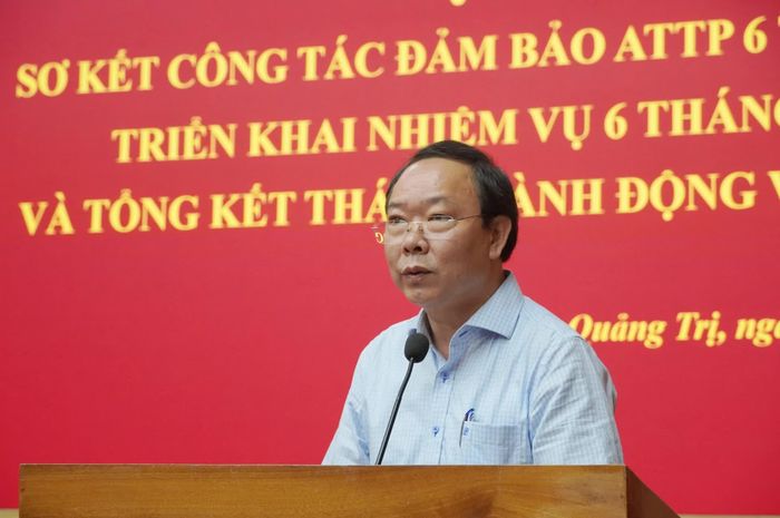 Đại diện lãnh đạo Sở Y tế trình bày báo cáo tại hội nghị - Ảnh: H.L