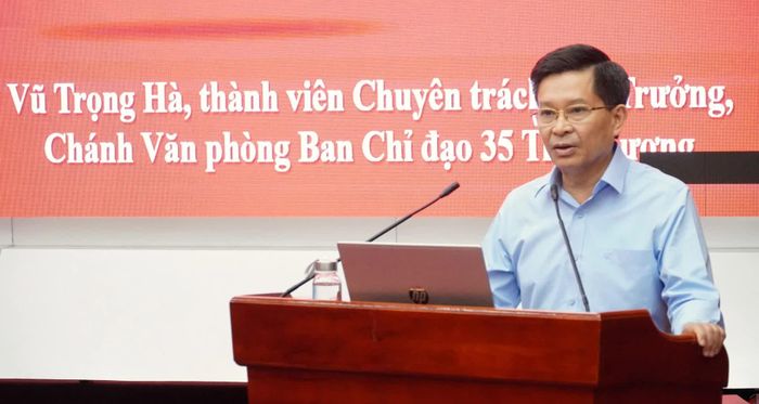 Đồng chí Vũ Trọng Hà, Vụ trưởng, Chánh Văn phòng, thành viên chuyên trách Ban Chỉ đạo 35 Trung ương trình bày chuyên đề tại hội nghị - Ảnh: Q.V