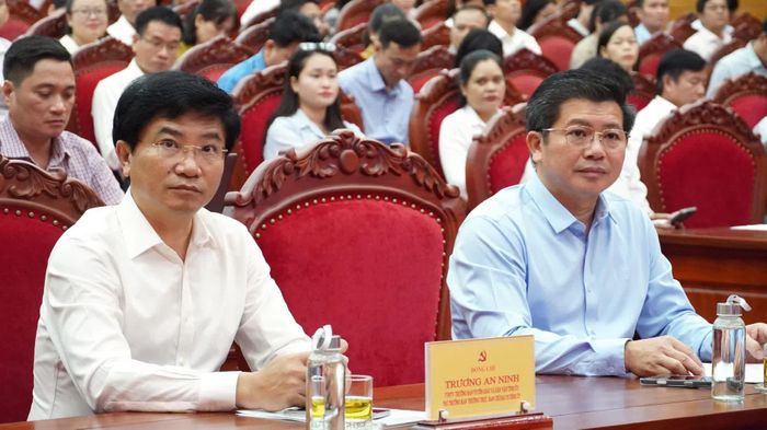Đồng chí Trần Vũ Khiêm, Phó Bí thư Thường trực Tỉnh ủy, Trưởng ban Chỉ đạo 35 Tỉnh ủy và đồng chí Trương An Ninh, Trưởng ban Tuyên giáo và Dân vận Tỉnh ủy, Phó trưởng Ban Thường trực Ban Chỉ đạo 35 Tỉnh ủy tham dự hội nghị - Ảnh: Q.V