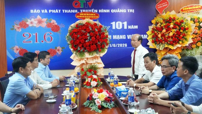 Đồng chí Võ Nguyên Thủy, Giám đốc Báo và phát thanh, truyền hình Quảng Trị tiếp thu các ý kiến chỉ đạo của đồng chí Phó Bí thư Thường trực Tỉnh ủy Trần Vũ Khiêm - Ảnh: N.M