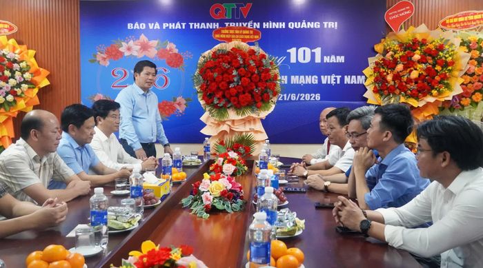 Đồng chí Trần Vũ Khiêm, Phó Bí thư Thường trực Tỉnh ủy, Trưởng đoàn đại biểu Quốc hội tỉnh ghi nhận và đánh giá cao những bước phát triển quan trọng của Báo và phát thanh, truyền hình Quảng Trị - Ảnh: N.M