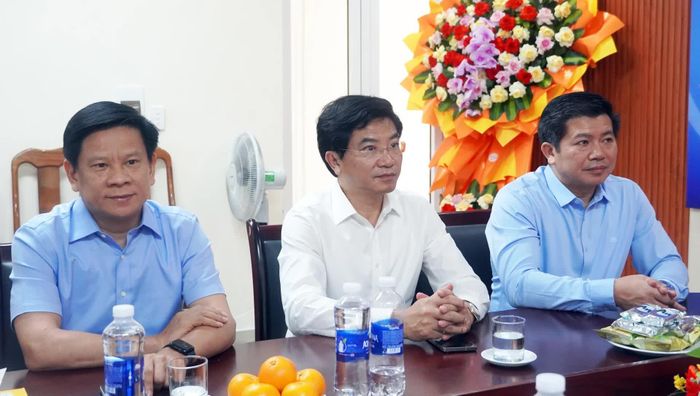 Các đồng chí lãnh đạo tỉnh tại buổi thăm - Ảnh: N.M