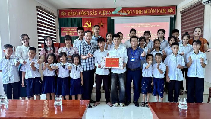 Sở Y tế Quảng Trị thăm và tặng quà cho trẻ em tại Trung tâm Công tác xã hội Bắc Quảng Trị - Ảnh: Quang Ngọc