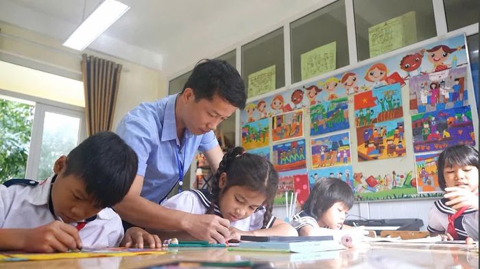 Họa sĩ Lê Quang Sáng với các học trò tại trường tiểu học Tà Long, xã Đakrông - Ảnh: A.T