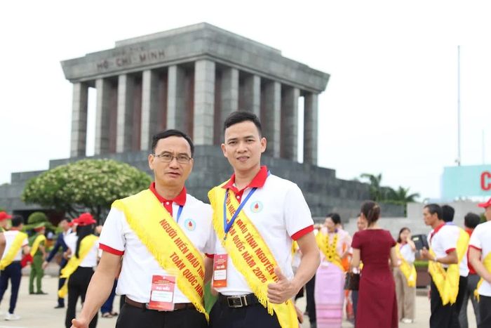 Thầy giáo Nguyễn Văn Anh (bên trái) chụp ảnh lưu niệm nhân dịp tham gia lễ tôn vinh người hiến máu tình nguyện tiêu biểu toàn quốc năm 2026 - Ảnh: NVCC
