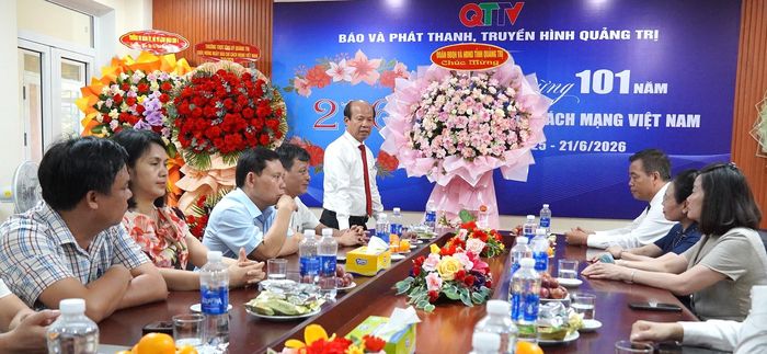 Đồng chí Võ Nguyên Thủy, Giám đốc Báo và phát thanh, truyền hình Quảng Trị tiếp thu các ý kiến chỉ đạo của đồng chí Phó Bí thư Tỉnh ủy, Chủ tịch HĐND tỉnh Nguyễn Đăng Quang - Ảnh: C.H