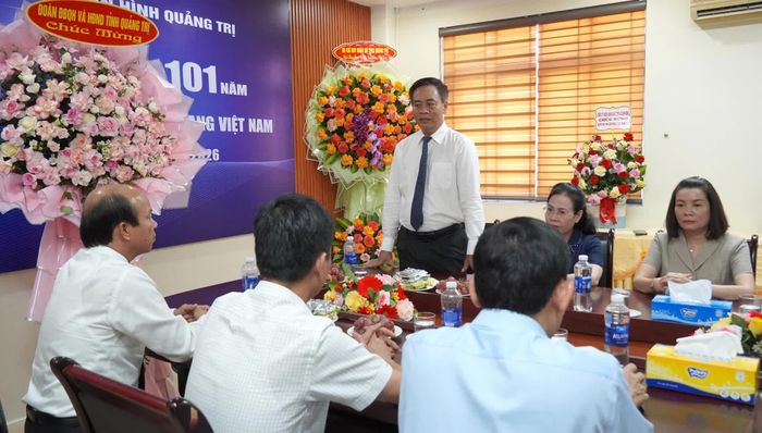 Đồng chí Nguyễn Đăng Quang ghi nhận những đóng góp quan trọng của Báo và phát thanh, truyền hình Quảng Trị - Ảnh: C.H