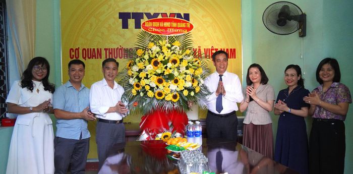 Đồng chí Phó Bí thư Tỉnh ủy, Chủ tịch HĐND tỉnh tặng hoa chúc mừng phóng viên Cơ quan Thông tấn xã Việt Nam tại Quảng Trị - C.H