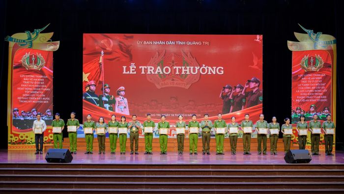 Đồng chí Thiếu tướng Nguyễn Thanh Liêm, Giám đốc Công an tỉnh trao giấy khen cho tập thể, cá nhân có thành tích xuất sắc trong tổ chức hội thi - Ảnh: K.H