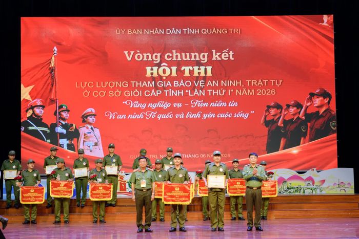 Ban Tổ chức trao giải Nhất toàn đoàn cho đội thi xã Cam Hồng - Ảnh: K.H
