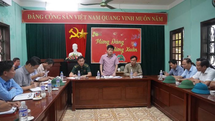 Đồng chí Lê Văn Bảo, Phó Chủ tịch UBND tỉnh làm việc tại xã Nam Cửa Việt - Ảnh: L.O