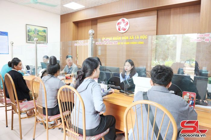 Giải quyết thủ tục hành chính cho nhân dân tại Trung tâm Phục vụ hành chính công xã Tà Hộc.