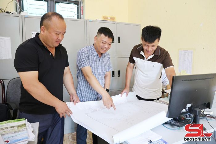 Cán bộ Phòng Kinh tế rà soát, hoàn thiện hồ sơ cấp giấy chứng nhận quyền sử dụng đất cho nhân dân.