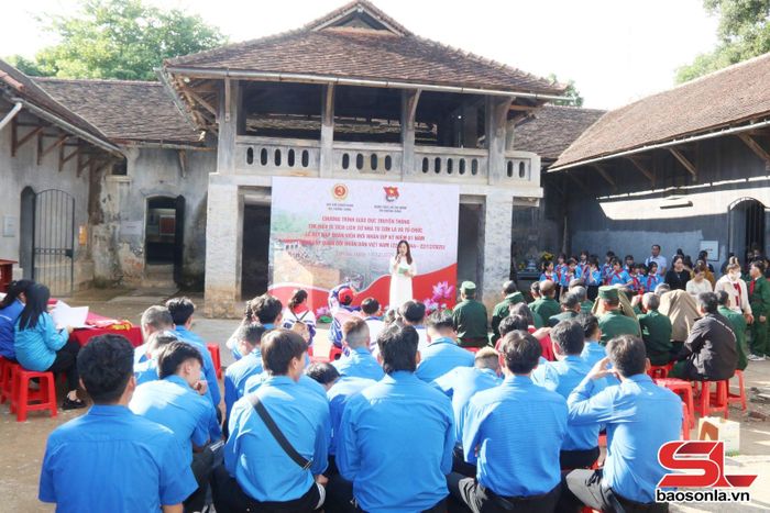 Cô Nguyễn Thị Thanh Mai cùng các em học sinh tham gia Chương trình giáo dục truyền thống, tìm hiểu Di tích quốc gia đặc biệt Nhà tù Sơn La.