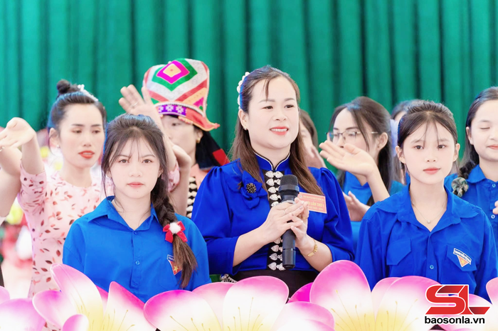 Cô Nguyễn Thị Thanh Mai tích cực tham gia các hoạt động Đội.