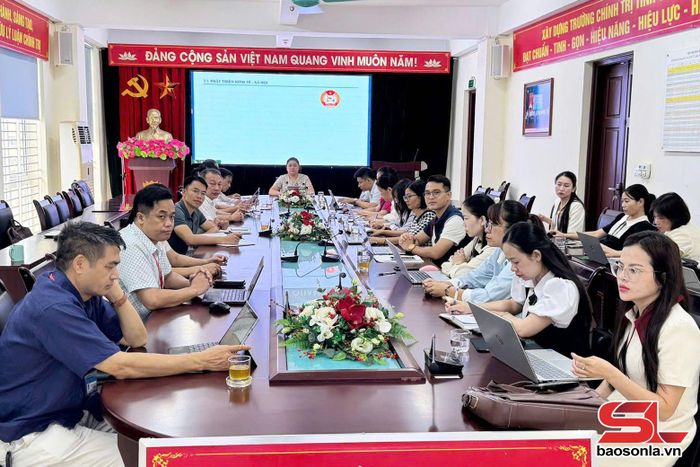 Hội nghị được kết nối trực tuyến đến điểm cầu Trường Chính trị tỉnh.