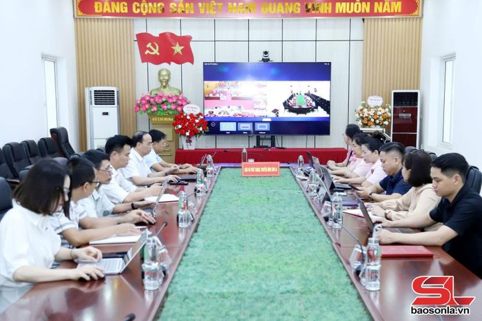 Các đại biểu dự hội nghị tại điểm cầu Báo và Phát thanh, truyền hình Sơn La.