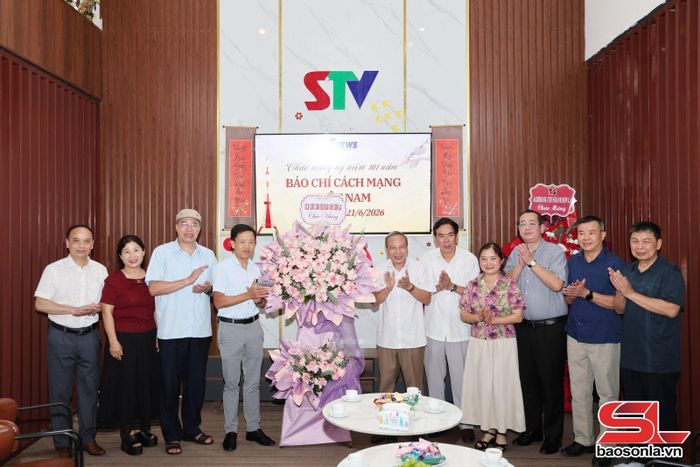 Câu lạc bộ cựu cán bộ báo chí Sơn La tặng hoa chúc mừng Báo và Phát thanh, truyền hình Sơn La.