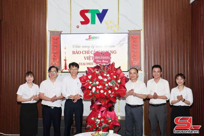 Lãnh đạo Agribank Chi nhánh Sơn La tặng hoa chúc mừng Báo và Phát thanh, truyền hình Sơn La.