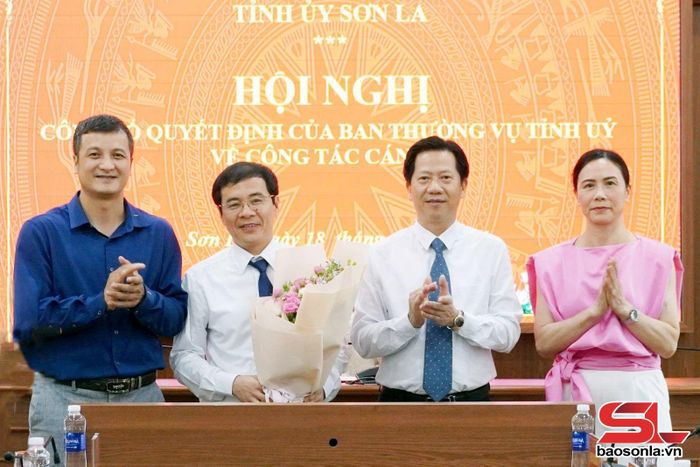 Đồng chí Vũ Xuân Cường, Phó Trưởng ban Thường trực Ban Tổ chức Tỉnh ủy trao quyết định cho đồng chí Đào Tuấn Đạt.