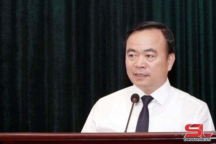Đồng chí Hà Trung Chiến, Ủy viên Ban Thường vụ Tỉnh ủy, Phó Chủ tịch Thường trực UBND tỉnh, phát biểu tại hội nghị