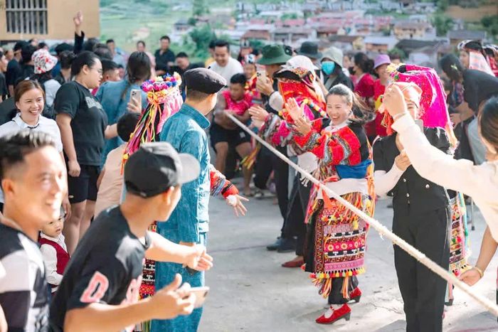 Khách du lịch trải nghiệm các hoạt động văn hóa tại Làng văn hóa du lịch cộng đồng Lô Lô Chải, xã Lũng Cú.