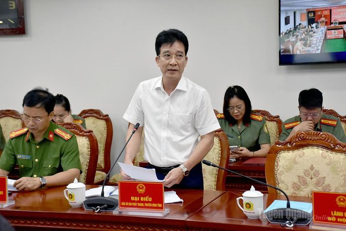 Lãnh đạo Báo và phát thanh, truyền hình Tuyên Quang phát biểu tại hội nghị.