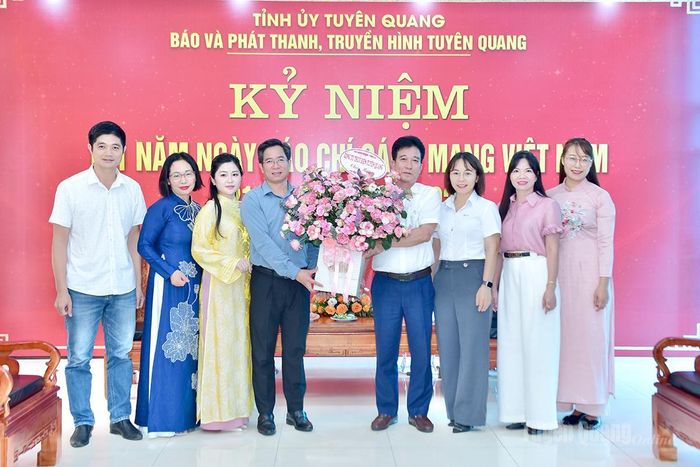 Lãnh đạo Công ty Thủy điện Tuyên Quang tặng hoa chúc mừng Báo và phát thanh, truyền hình Tuyên Quang nhân kỷ niệm 101 năm Ngày Báo chí Cách mạng Việt Nam.