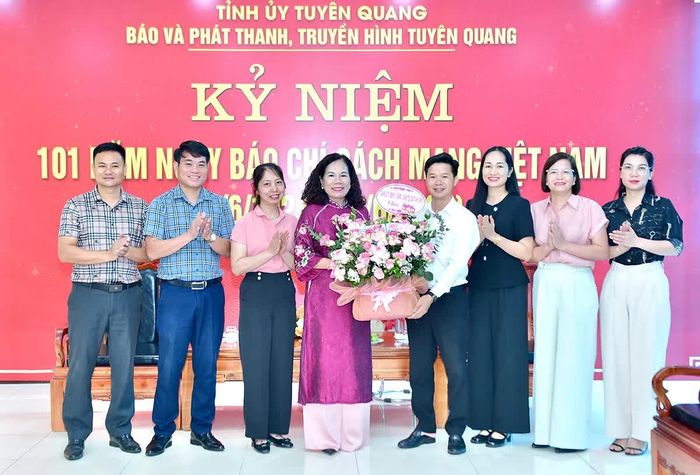 Lãnh đạo xã Tân Long tặng hoa chúc mừng Báo và phát thanh, truyền hình Tuyên Quang nhân kỷ niệm 101 năm Ngày Báo chí Cách mạng Việt Nam.