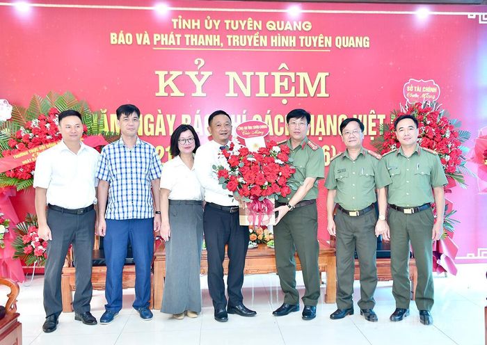 Lãnh đạo Công an tỉnh tặng hoa chúc mừng Báo và phát thanh, truyền hình Tuyên Quang nhân kỷ niệm 101 năm Ngày Báo chí Cách mạng Việt Nam.