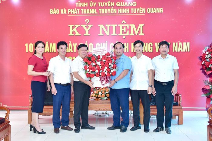 Lãnh đạo các xã: Nà Hang, Thượng Lâm, Minh Quang tặng hoa chúc mừng Báo và phát thanh, truyền hình Tuyên Quang nhân kỷ niệm 101 năm Ngày Báo chí Cách mạng Việt Nam.
