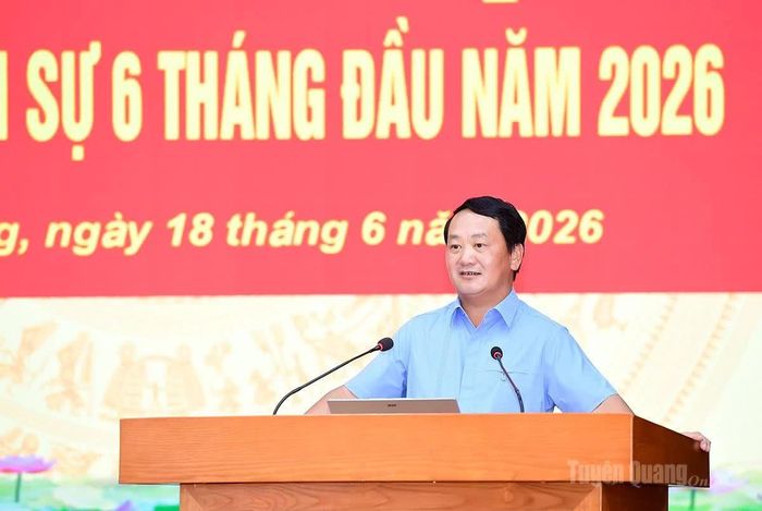 Bí thư Tỉnh ủy Hầu A Lềnh phát biểu tại hội nghị.