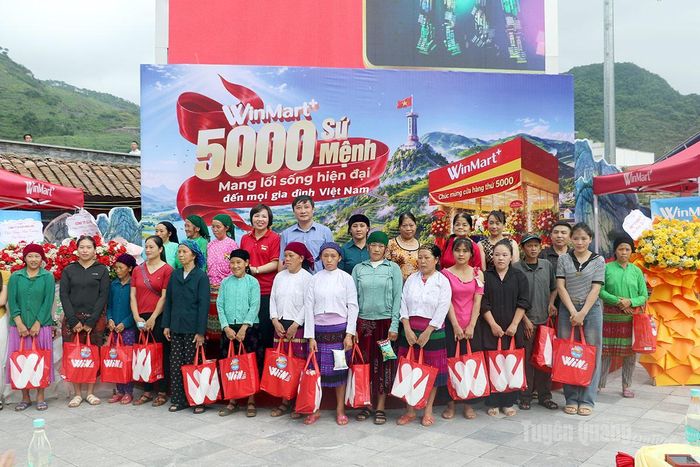 Lãnh đạo Sở Công Thương phối hợp với Công ty Cổ phần Dịch vụ Thương mại WinCommerce trao quà cho người dân xã Mèo Vạc.