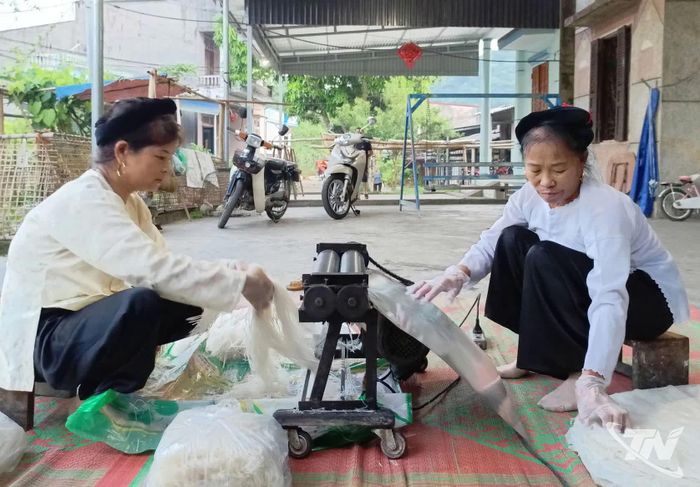 Việc sử dụng máy thái phở giúp các hộ sản xuất nâng cao năng suất lao động, giảm bớt thời gian và công sức trong quá trình chế biến.