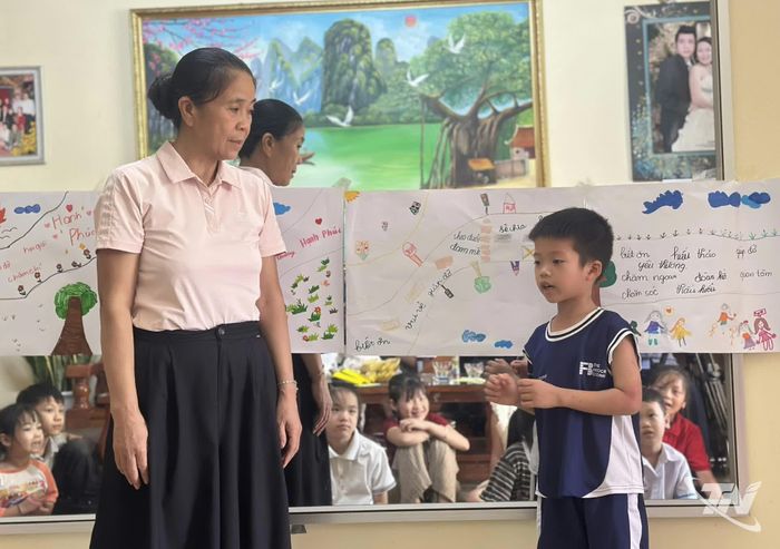 Bà Nguyễn Thị Kim Thông tận tình hướng dẫn, lắng nghe học sinh chia sẻ trong giờ học.