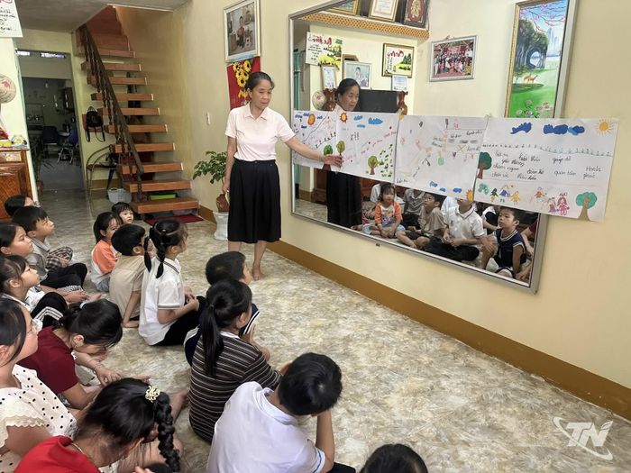 Bà Thông hướng dẫn các em nhỏ trong giờ học kỹ năng sống.