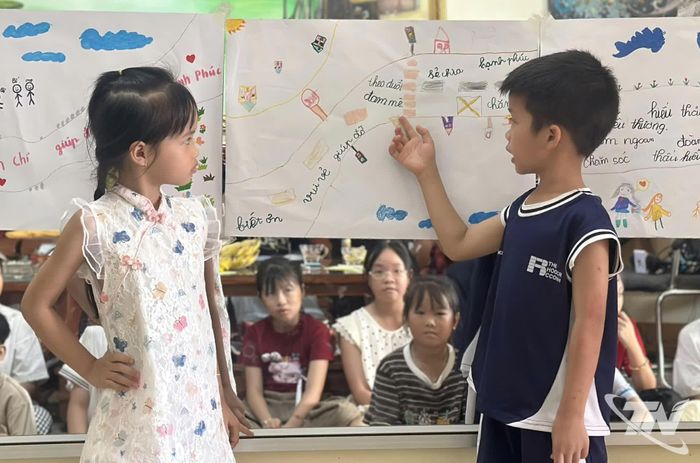 Các em học sinh tự tin giới thiệu bức tranh của mình trước lớp.