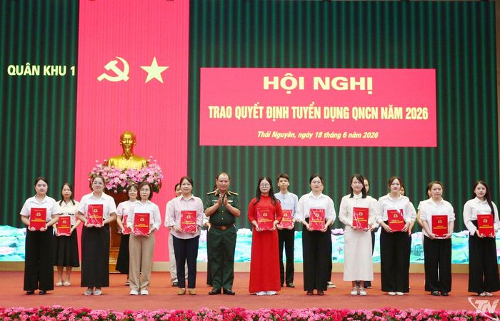 Thiếu tướng Hoàng Văn Năm trao Quyết định của Bộ trưởng Bộ Quốc phòng cho các QNCN được tuyển dụng.