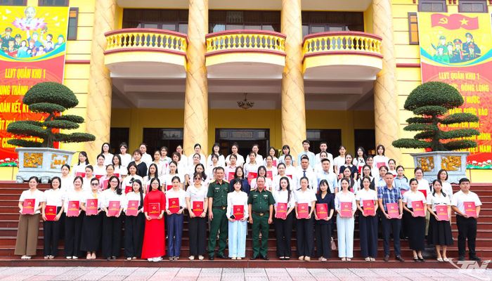 Các đại biểu và QNCN được tuyển dụng chụp ảnh lưu niệm.