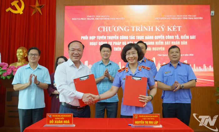 Đại diện hai cơ quan ký kết Chương trình phối hợp tuyên truyền.