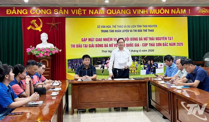 Lãnh đạo Sở Văn hóa, Thể thao và Du lịch Thái Nguyên phát biểu động viên các cầu thủ.
