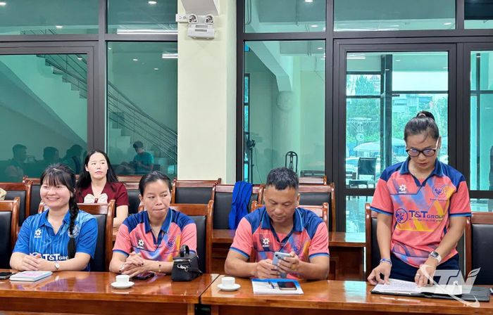 Huấn luyện viên trưởng Văn Thị Thanh báo cáo công tác chuẩn bị về chuyên môn và phương án nhân sự của Thái Nguyên T&T.